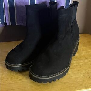 10.5 WW ankle boots black man made zippers